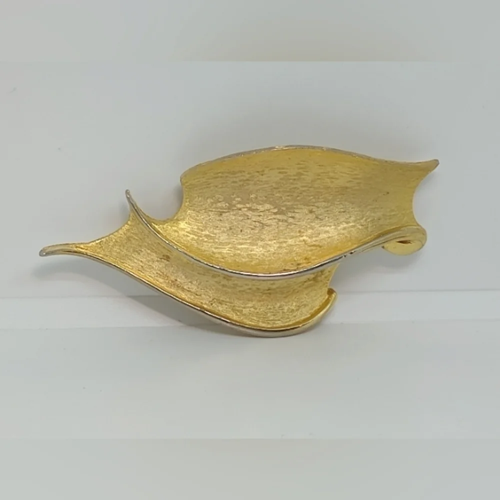 * vintage large abstract brushed gold tone pin brooch Corocraft?